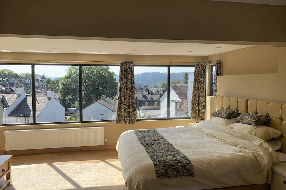 The Penthouse Bowness, Luxury Loft, Jacuzzi bath & Complimentary Lake View Spa in Bowness-on-Windermere, Lake District