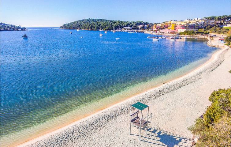 Ganze Ferienwohnung, Reizende Ferienwohnung, 2 km vom Strand entfernt, mit Pool, WLAN und Parkplatz in Lijom, Banjole