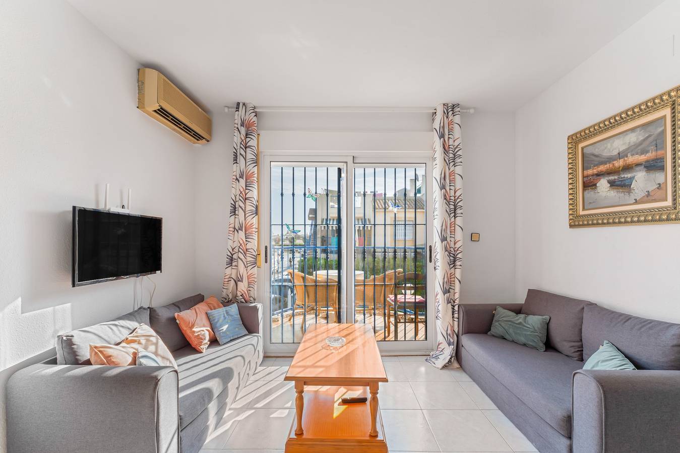 Geheel appartement, Appartement 'Jardin Del Mar Paraje Natural' met uitzicht op het meer, gedeeld zwembad en airconditioning in Torrevieja, Costa Blanca