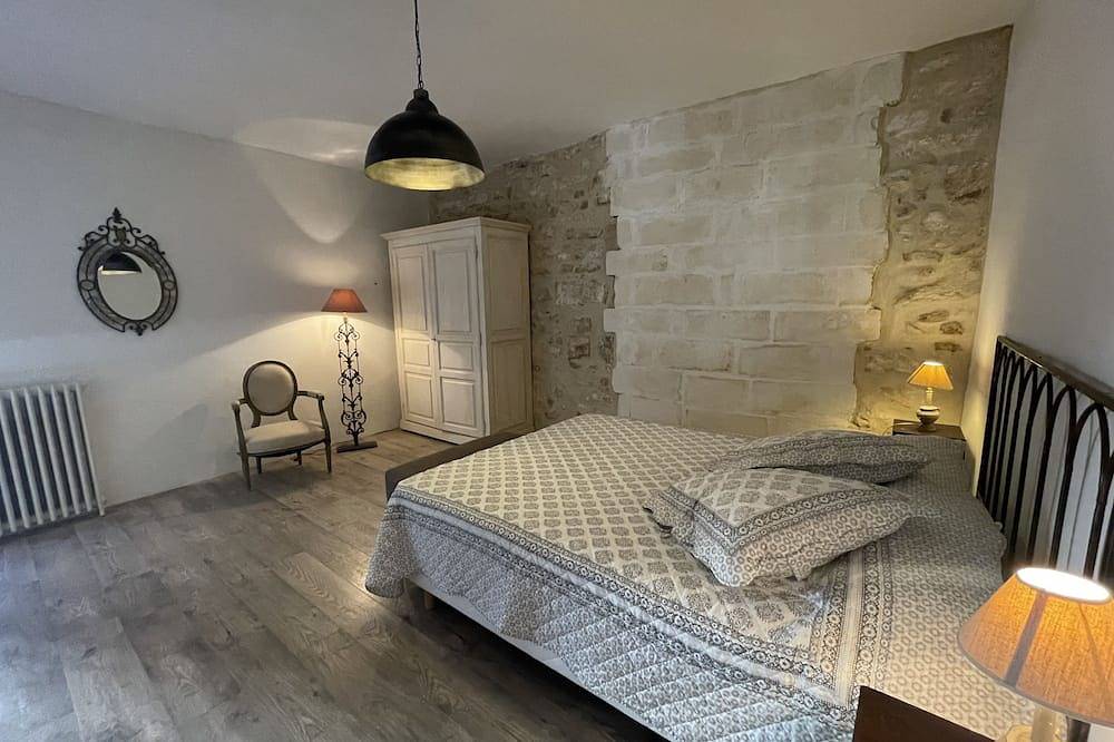 Appartement entier, Grand appartement dans une maison de ville plein centre. in Eyragues, Région d'Arles