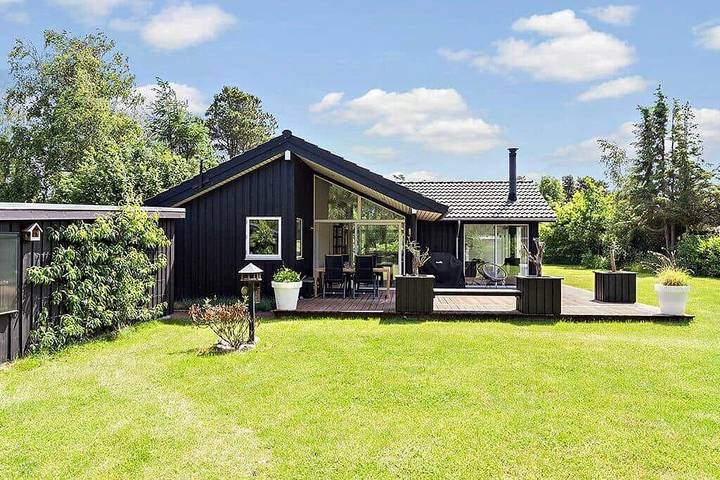 Ferieudlejning for 6 personer, med have og terrasse i Liseleje