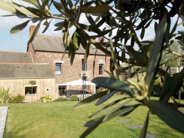 Location de vacances pour 2 personnes, avec vue ainsi que jardin et piscine dans Saint-Malon-sur-Mel - 4