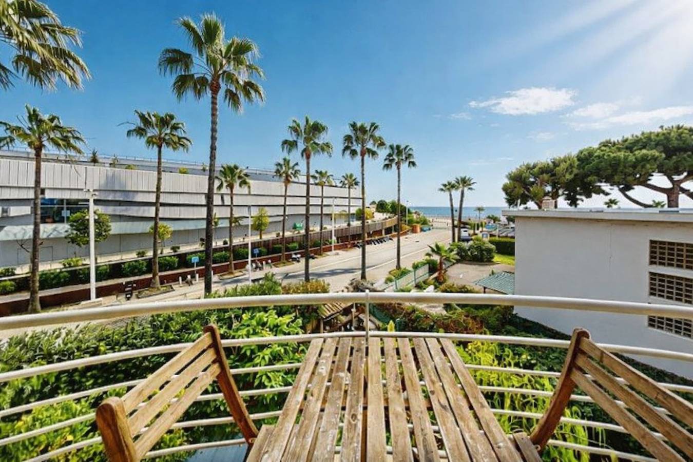 Entire apartment, Beautiful flat with balcony and sea view in Saint-Laurent-du-Var, Cannes region
