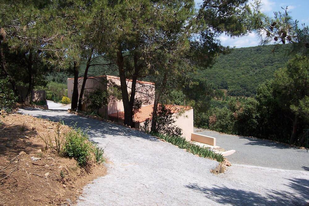 Haus mit Pool in einem hübschen Dorf in der Mitte der Pinien, Eichen ... in Pierrerue, Béziers und Umgebung