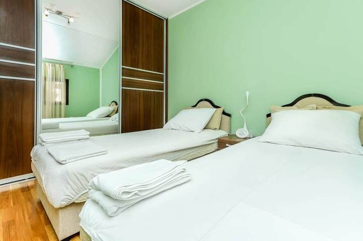 Appartement entier, Appartement Sea View est de 70 mètres carrés avec un design moderne et une vue imprenable. in Dobrota, Bay of Kotor
