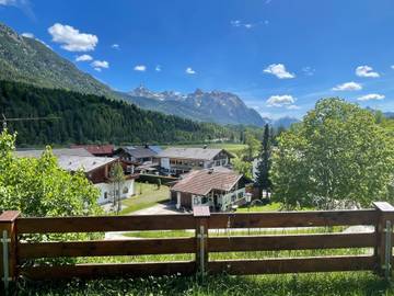 Ferienwohnung für 4 Personen, mit Terrasse und Ausblick, mit Haustier in Alpenwelt Karwendel