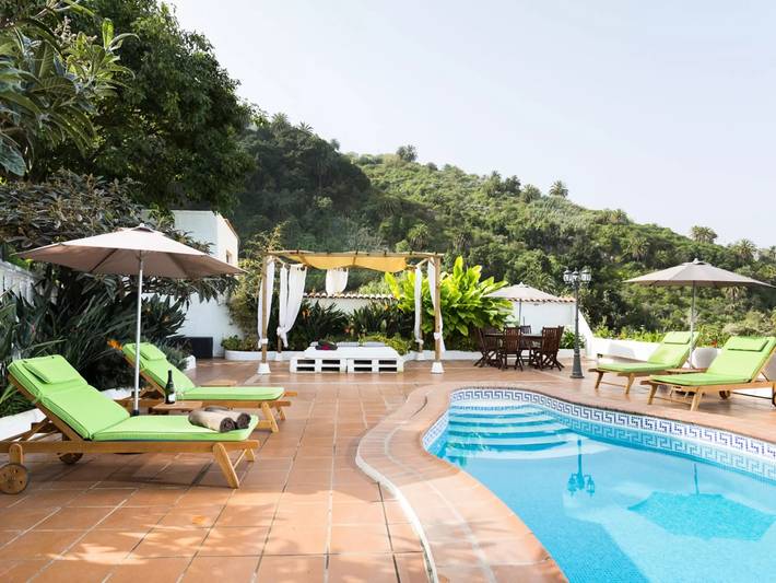 Casa rural para 4 personas, con Terraza además de Jardín y Piscina en El Amparo