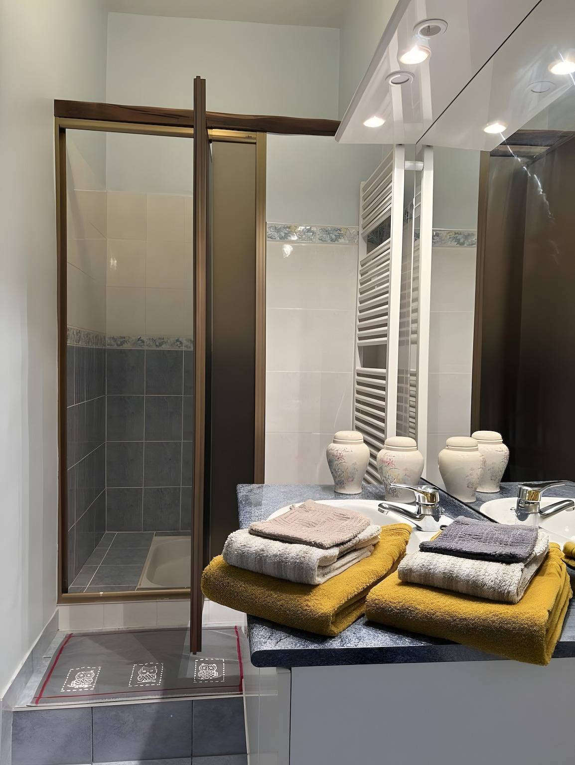 Bed and Breakfast 'Chambre D'hôte - Le Chalêt' with Shared Terrace, Shared Garden and Wi-Fi in Ygrande, Allier