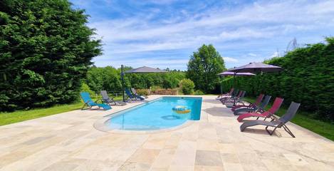 Location de vacances pour 8 personnes, avec vue ainsi que jardin et piscine à Fossemagne