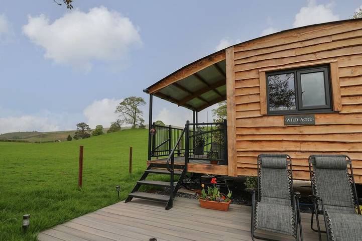 Holiday rental for 2 people, with garden and hot tub, with pets in Brecon Beacons