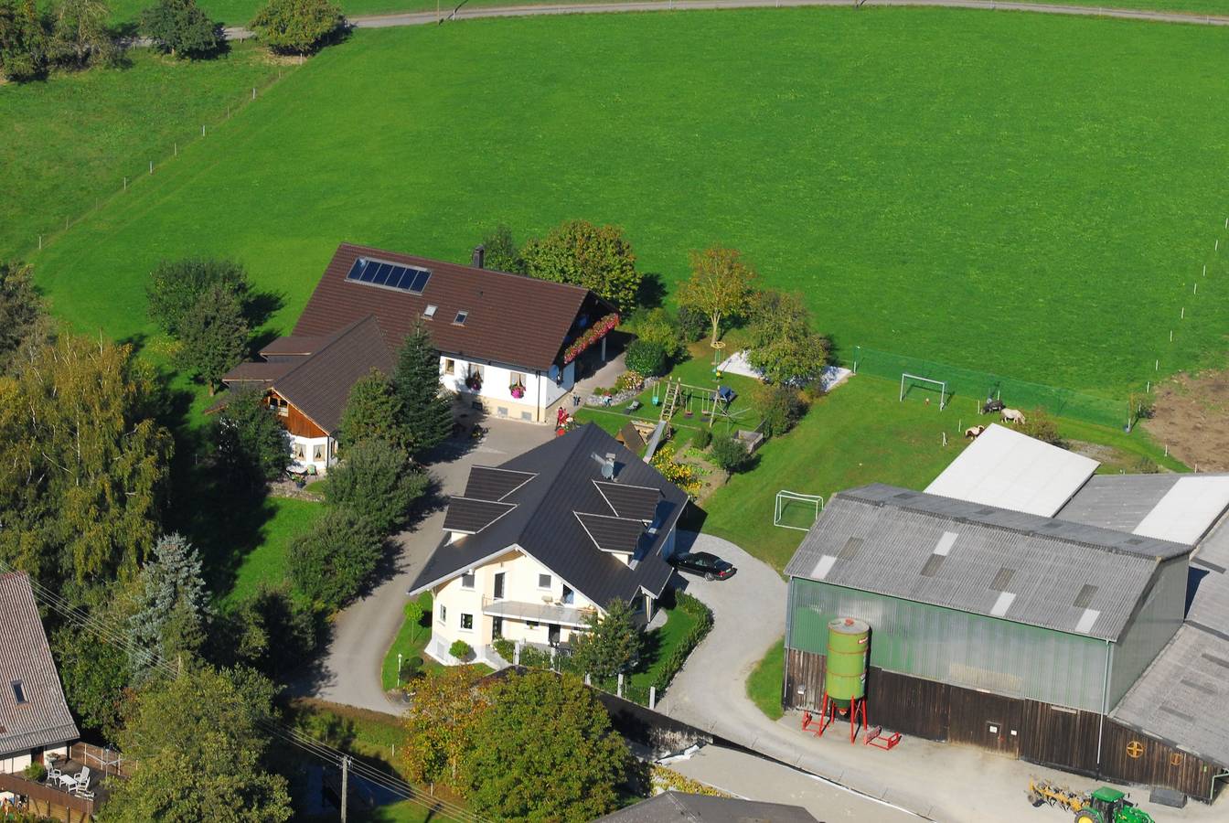 Ferienhof Rauch - Ferienwohnung Talblick, 70 qm, 1 Schlafzimmer mit Kinderbett, überdachter Balkon, max. 2 Personen in Owingen, Region Bodensee-Oberschwaben