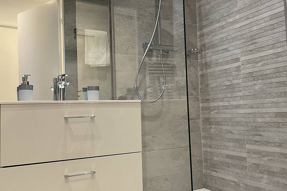 Appartement entier, Très bel appartement T2 de standing entièrement meublé à 5 min à pied du centre. in Divonne-les-Bains, Gex