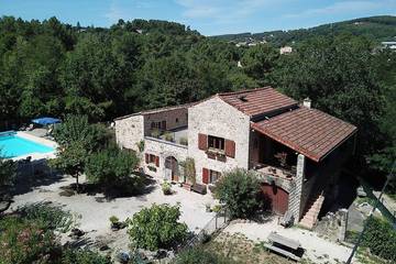 Gîte pour 6 personnes, avec terrasse ainsi que jardin et piscine, animaux acceptés dans Largentière