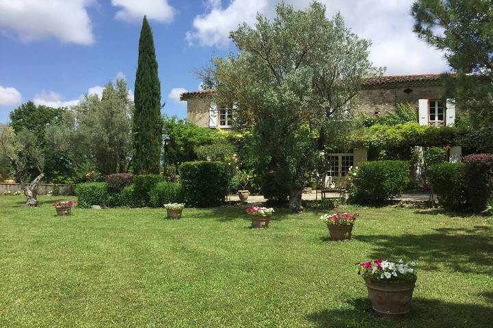 Gîte pour 20 personnes, avec terrasse et jardin à Saint-Paulet