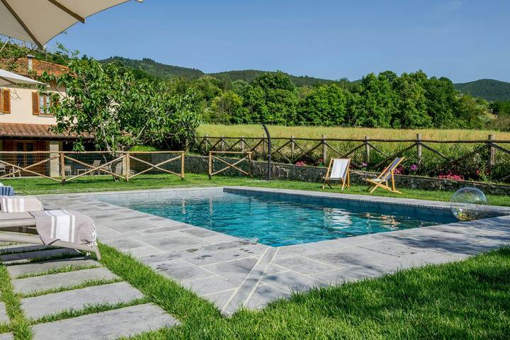 Casa vacanza per 6 persone, con giardino, adatto a famiglie con bambini in Casentino