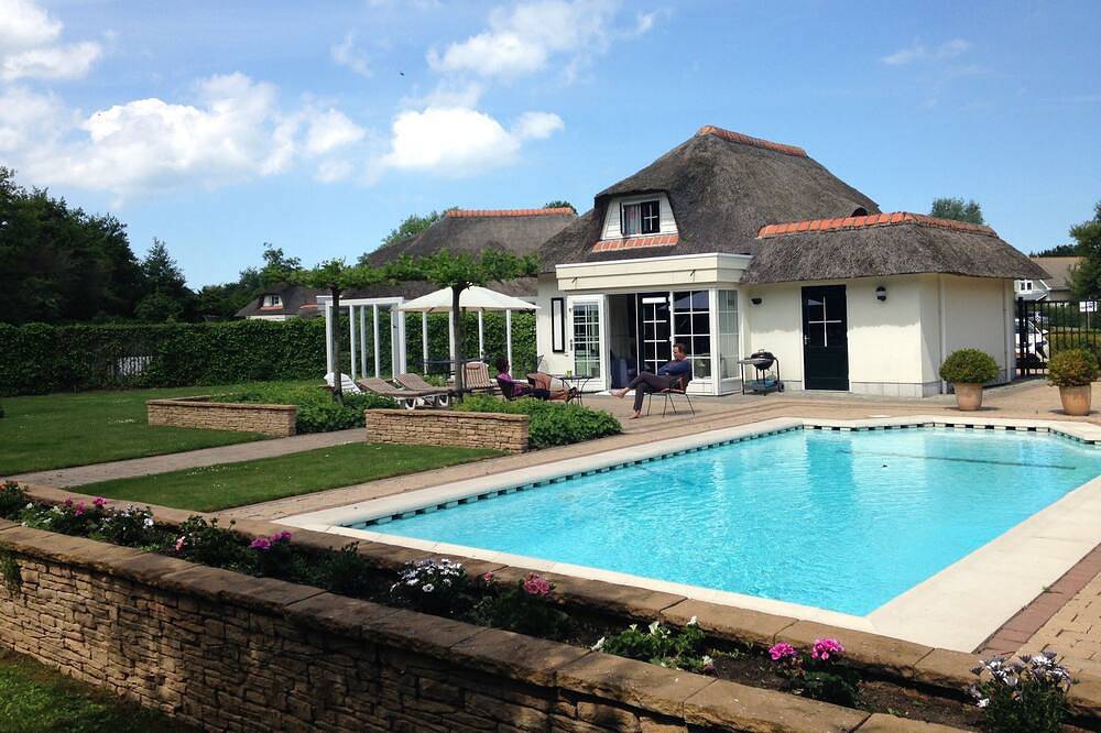 Ferienvilla mit privatem Pool, in der Nähe von Banjaardstrand rollstuhlgerecht in De Banjaard, Kamperland