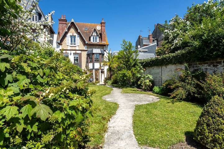 Location de vacances pour 10 personnes, avec terrasse et jardin dans Hippodrome de Deauville La Touques
