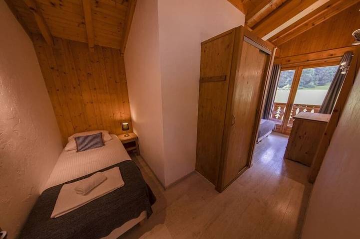 Direct access to Avoriaz. 500m from Prodain's Telecabine. Ski back into chalet.<br>4 bedrooms + 4 bathrooms + Jacuzzi & open fire. in Morzine, Les Portes du Soleil