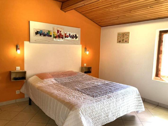 Alojamiento y desayuno para 3 personas, con terraza y jardín - 1