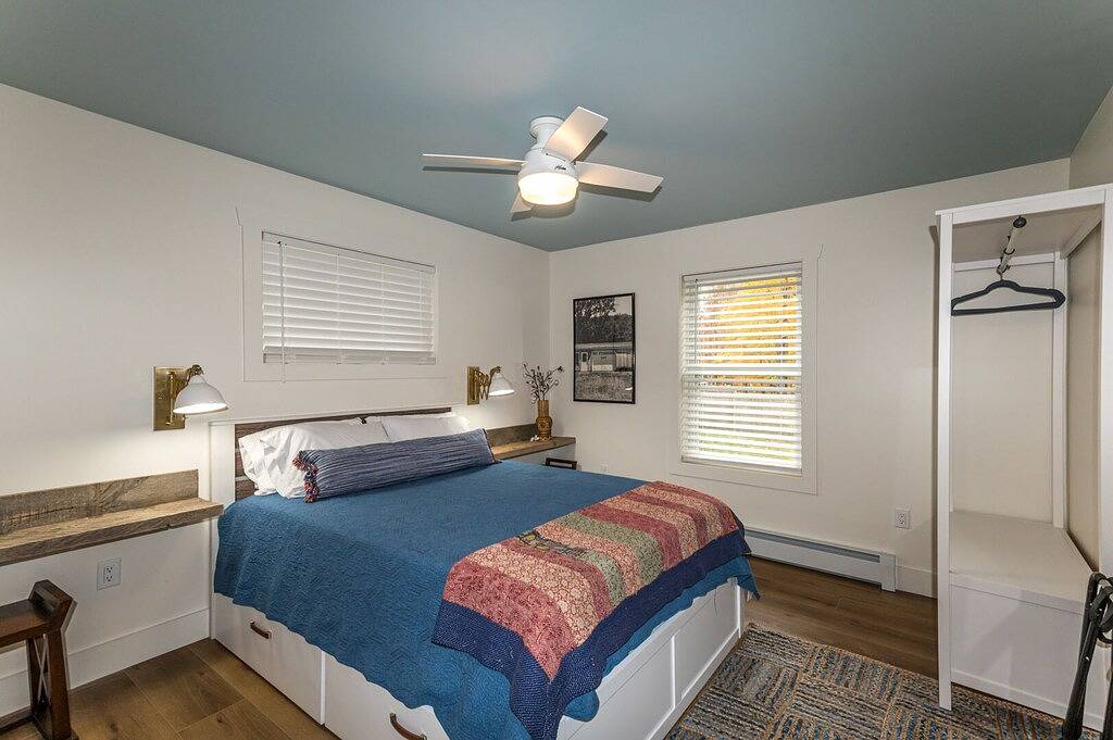 Charming New Berkshires Cottage 🌲 Kamin, Hof & W / D + 7 Minuten zu Otis Ridge in Otis (MA), Berkshire County