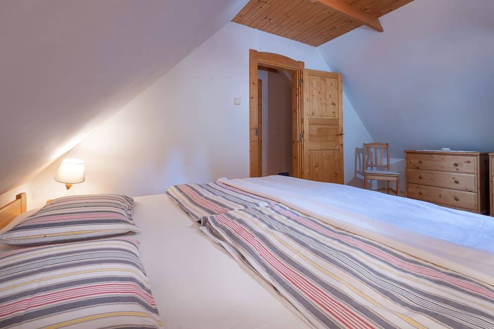 Traditional cozy cottage in Tatras w/firepit, super close to great hiking trails in okres Liptovský Mikuláš