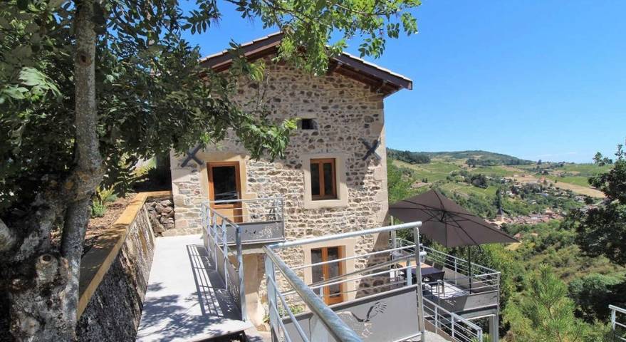 Location de vacances pour 6 personnes, avec jardin et balcon à Beaujeu