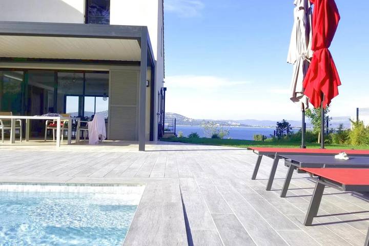 Location de vacances pour 14 personnes, avec Balcon et Terrasse ainsi que Jardin et Piscine dans Pointe Des Chevaliers Hyeres