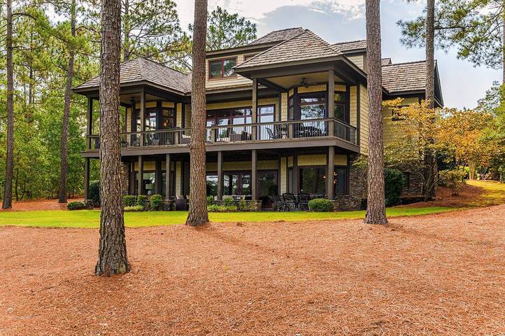 Vacation rental for 22 people, with yard and balcony in Southern Pines