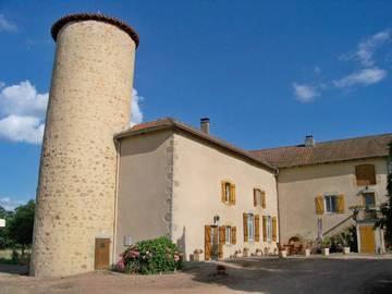 Gîte pour 7 personnes, avec terrasse et vue à Ambierle