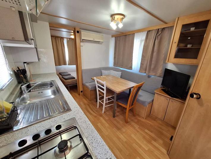 Camping pour 5 personnes, avec jardin ainsi que vue et terrasse à Pirovac