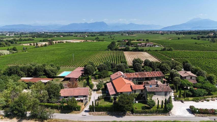 Agriturismo per 2 persone, con Terrazza e Giardino nonché Piscina e Panorama a Desenzano del Garda