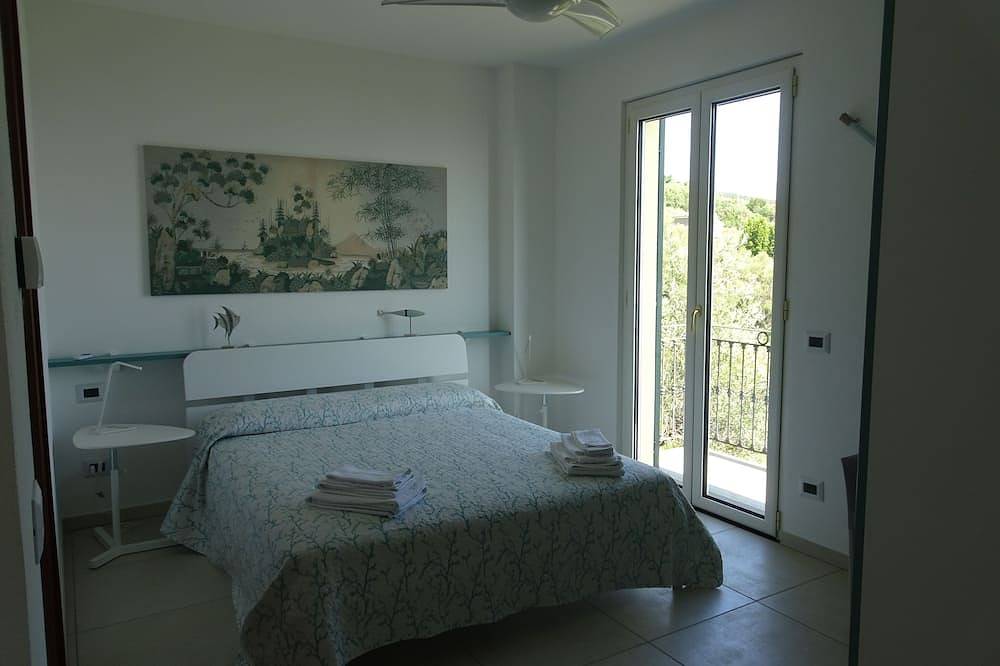 Maiso house nestled between the sea and olive trees in Lavagna, Lavagna Municipality