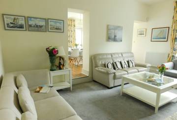 Vacation Rental for 10 Guests in Christchurch, Dorset, Picture 2