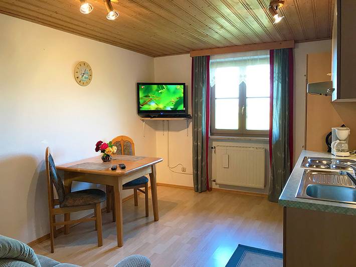 Ganze Wohnung, Mesnerhof - Ferienwohnung III mit gemütlicher Ess- und Sitzecke und WLAN in Bayerbach, Bayerische Golf und Thermenland