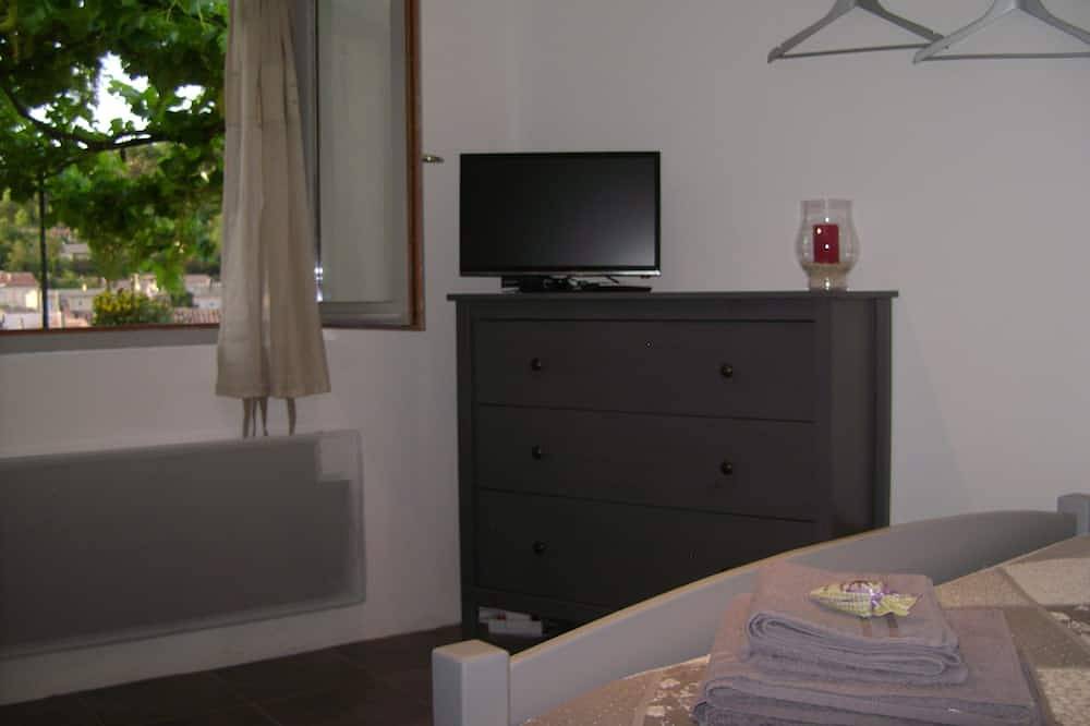 Gite Typique Provencal Pour 2 Personnes Avec Jardin Et Piscine in Apt, Parc naturel régional du Luberon