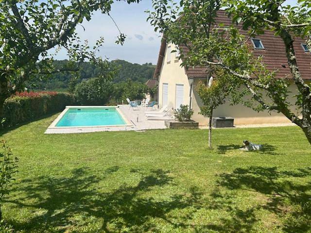 Location de vacances pour 6 personnes, avec vue ainsi que piscine et terrasse à Altillac - 3