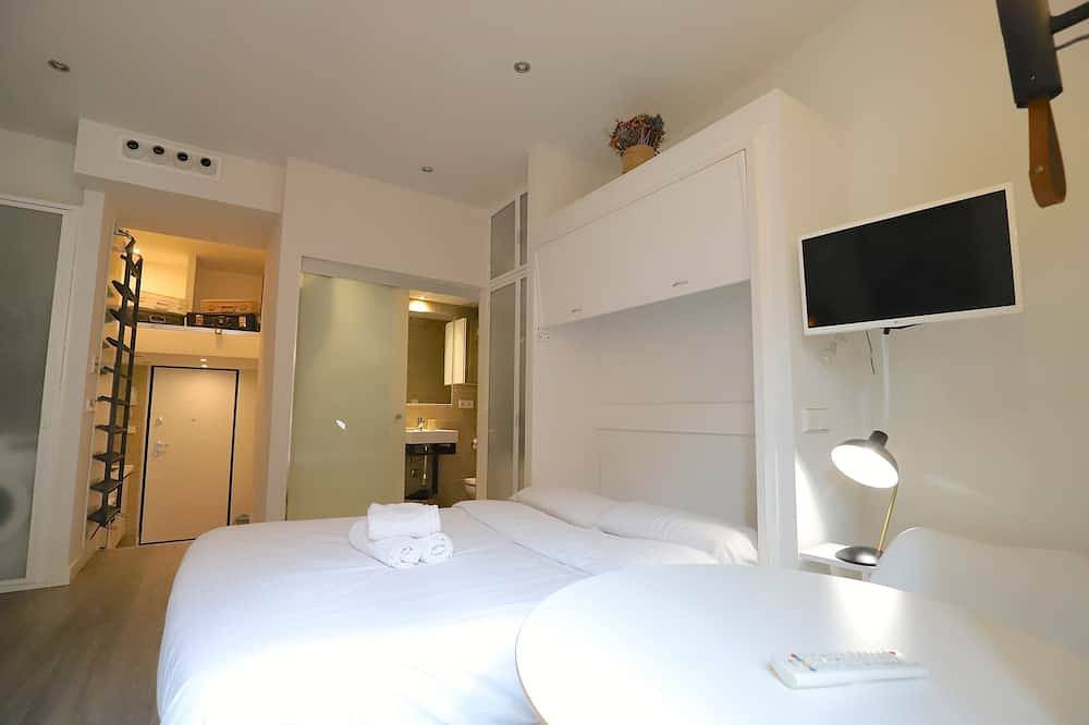 Entire apartment, Bright studio in Malasaña in Centro (Madrid), Madrid