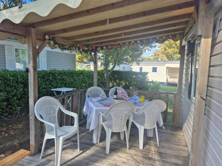 Camping pour 6 personnes, avec piscine ainsi que vue et terrasse, animaux acceptés