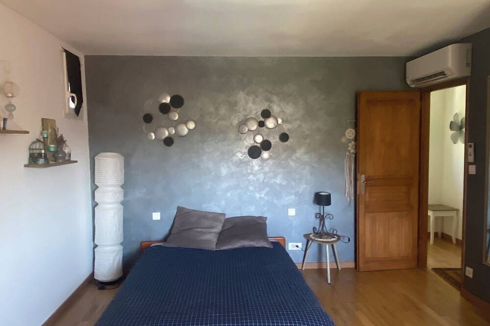 Air-conditioned room in spacious villa with swimming pool in Barbentane, Region de Arles