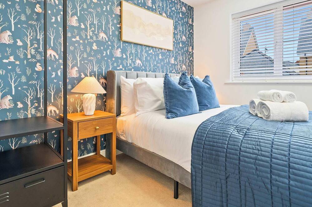 New Farnborough Air Show House, X2 Free Parking in Rushmoor, Hampshire