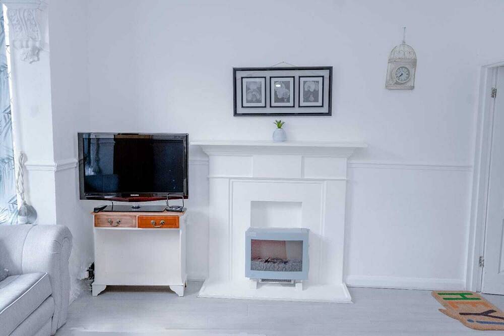 Room Number 2 in Leigh, Grand Manchester