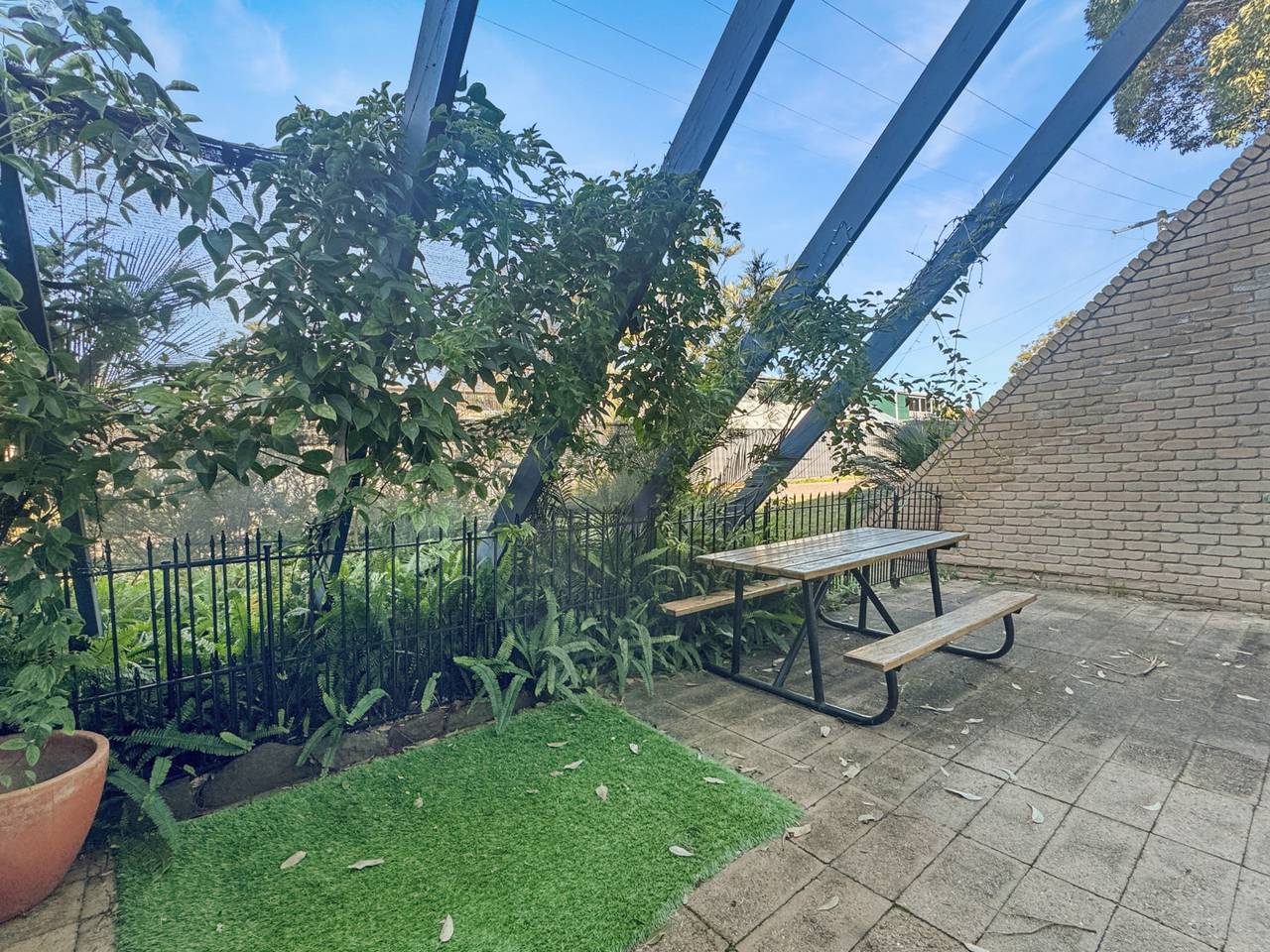 Entire apartment, 'Broulee Break' -2-Bed Beach House with Games Room in Broulee, New South Wales