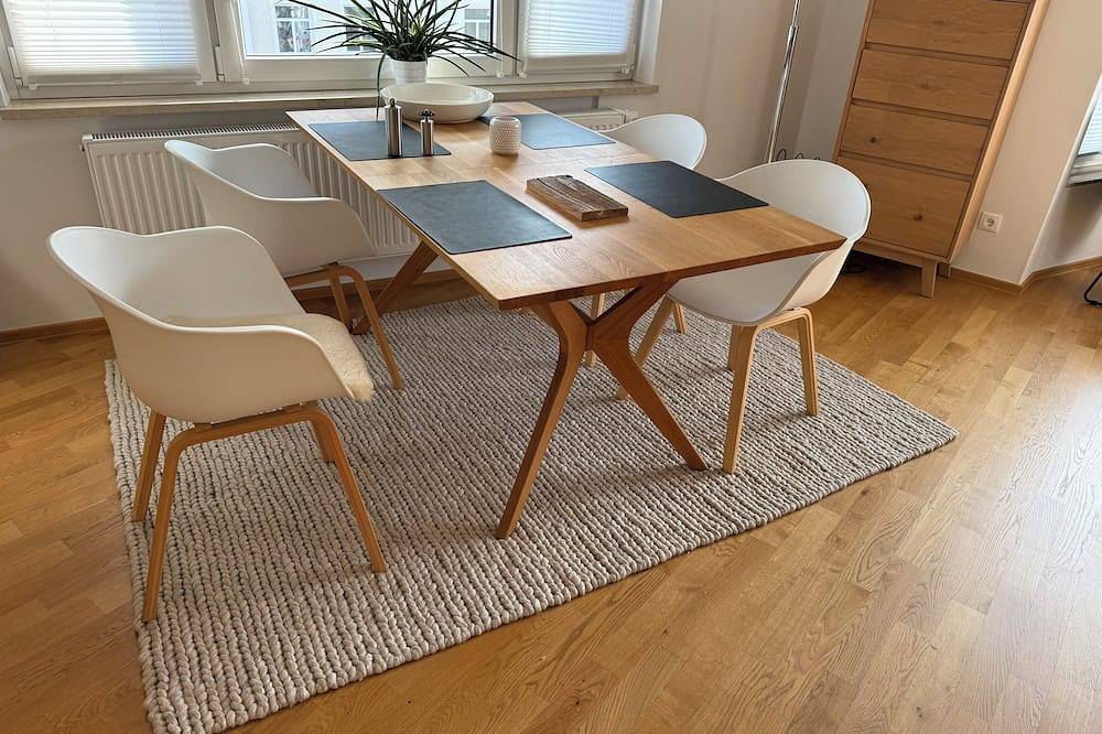 Entire apartment, High-quality living close to the city center at Ringpark. Fortress view. Residence 400 m. in Würzburg, Franconian Wine Country