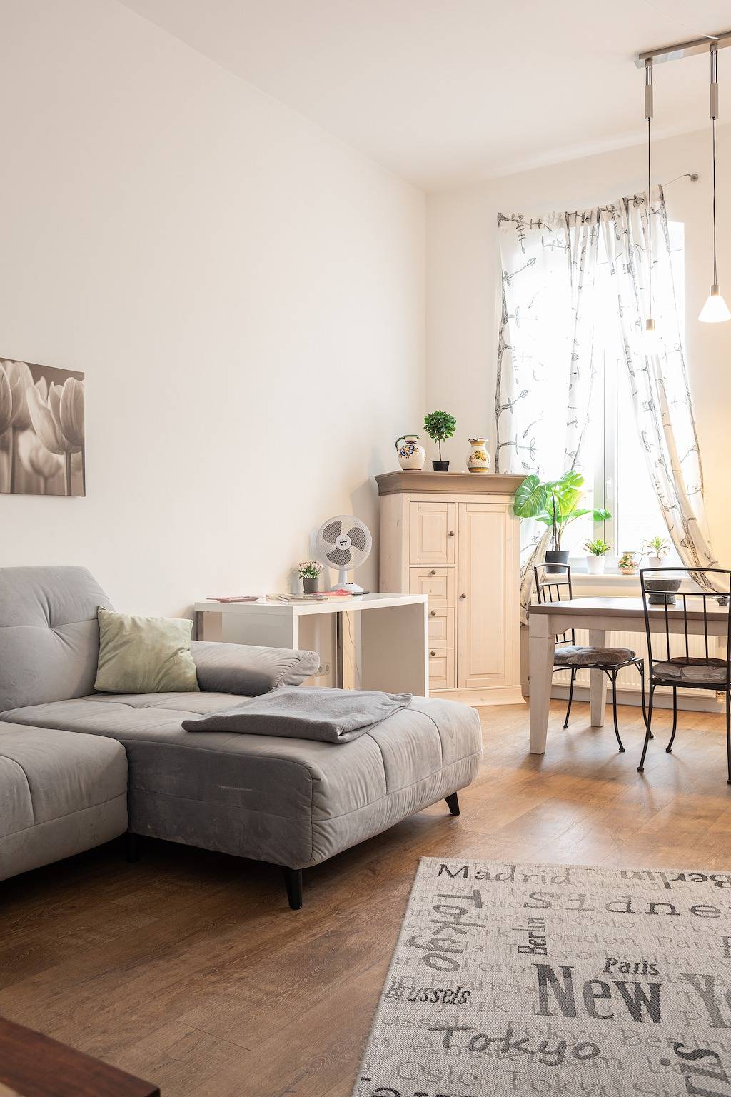 Entire apartment, Holiday Apartment "150 Qm Luxus Im Zentrum" with Home Office Space & Wi-Fi in Hameln, Weser Hills