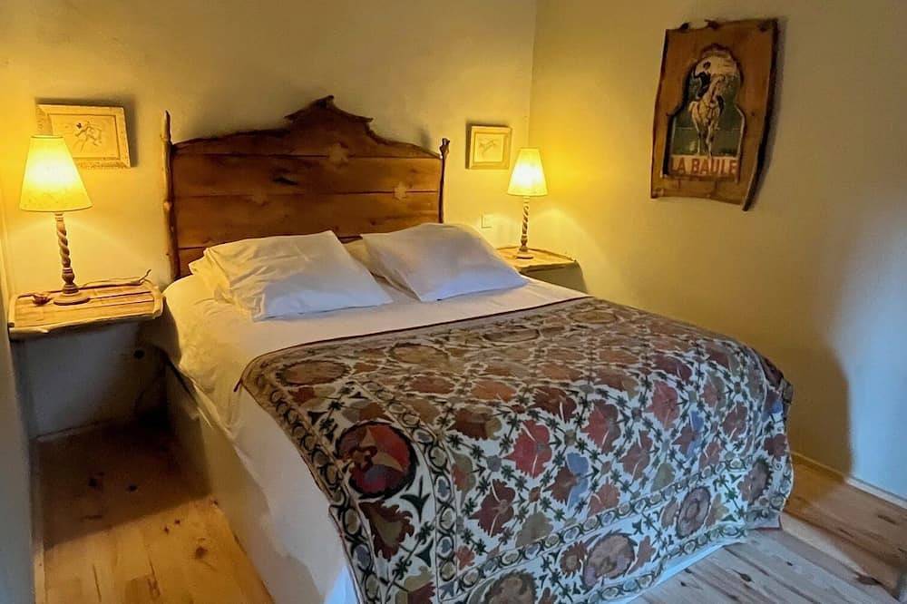 Cabane tout confort au calme dans la nature, climatisée, brasseur d'air Piscine in Saint-Étienne-du-Grès, Région d'Arles
