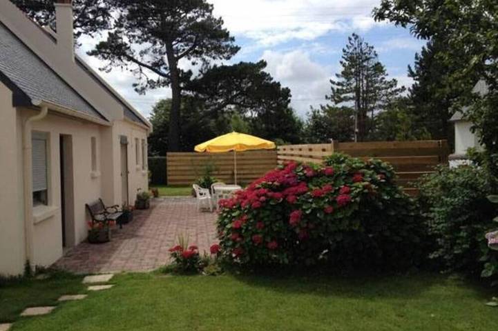 Location de vacances pour 8 personnes, avec jardin et terrasse dans Landrellec