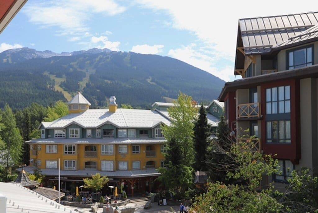 Ganze Wohnung, Stunning Deer Lodge Condo in Town Centre at the Olympic Rings in Whistler, Whistler Blackcomb