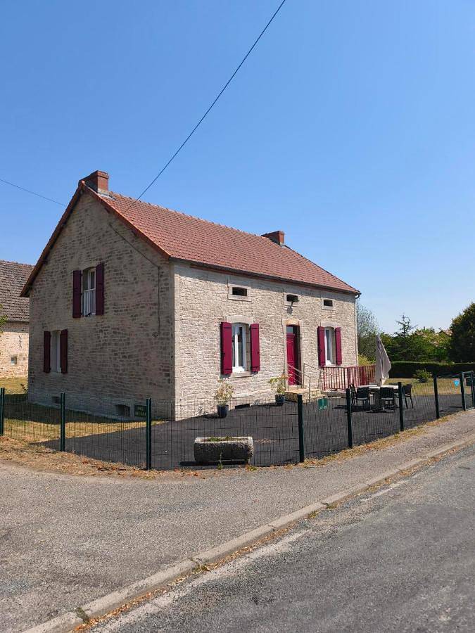 Location de vacances pour 6 personnes, avec vue et jardin, animaux acceptés à Viersat
