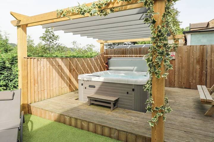 Holiday rental for 10 people, with pool and garden as well as hot tub, with pets in Holmfirth