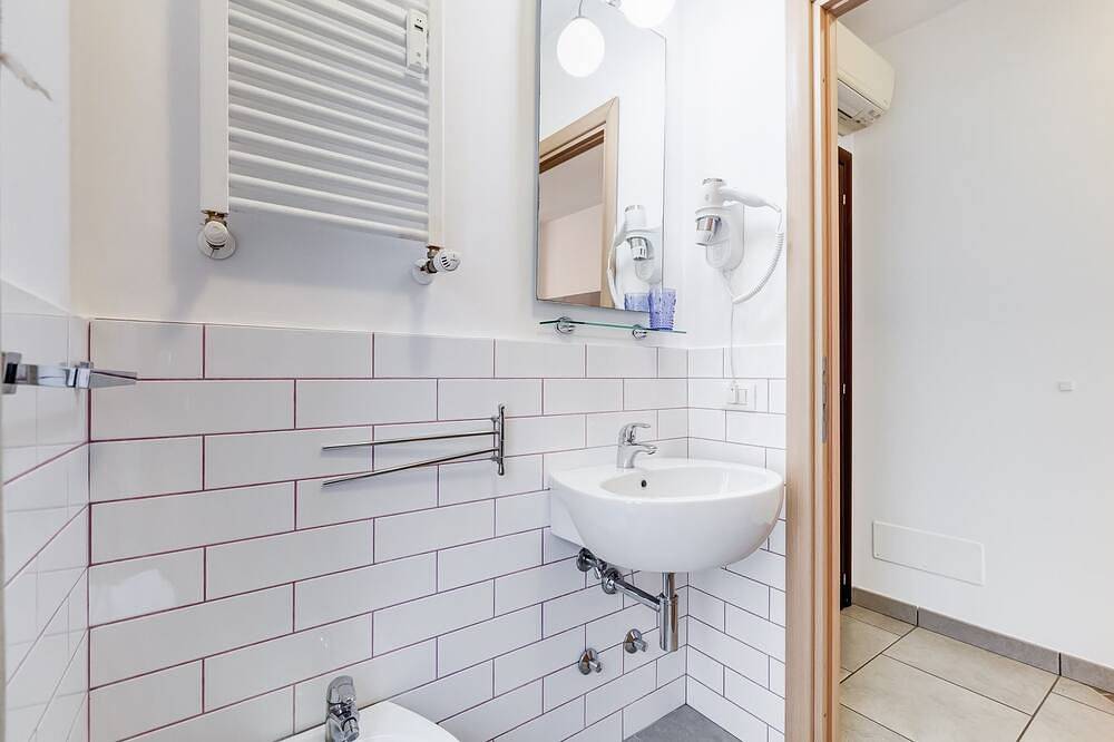 Elegant room, just renovated, facing the Metro, a stone's throw from San Pietro in Roma, Provincia de Roma